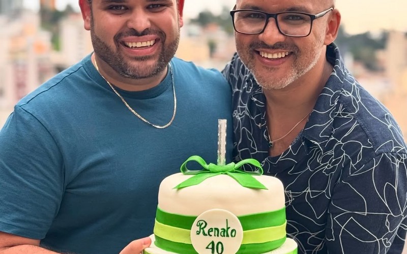 Michel Nogueira celebra aniversário de companheiro: