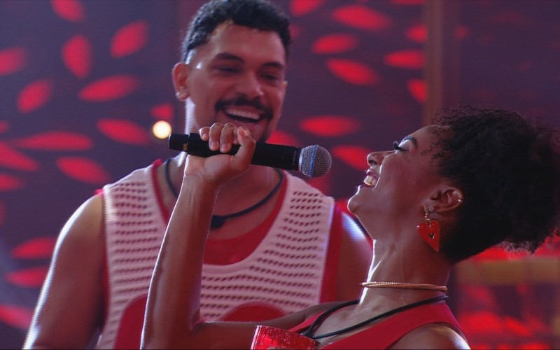 Michel Teló empresta microfone para brothers enquanto come no BBB 25