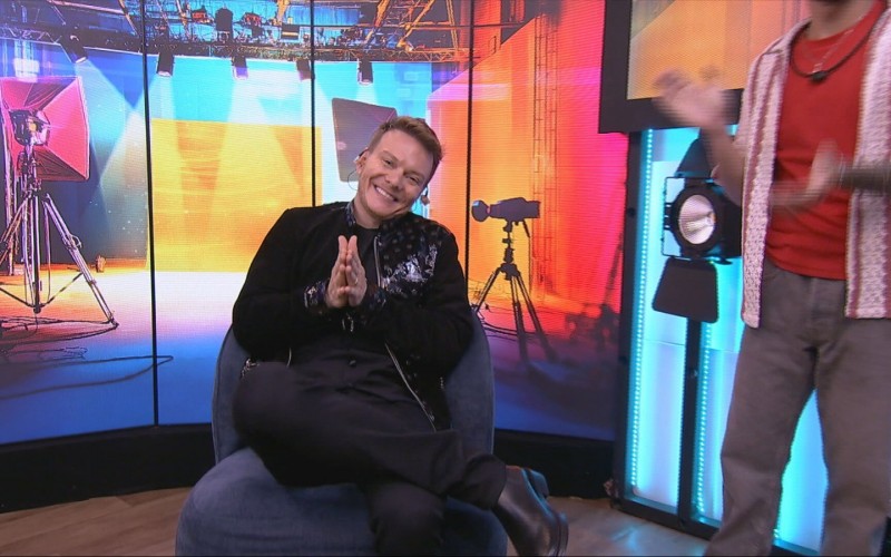 Michel Teló entra no Confessionário, vota em si mesmo e brothers brincam: