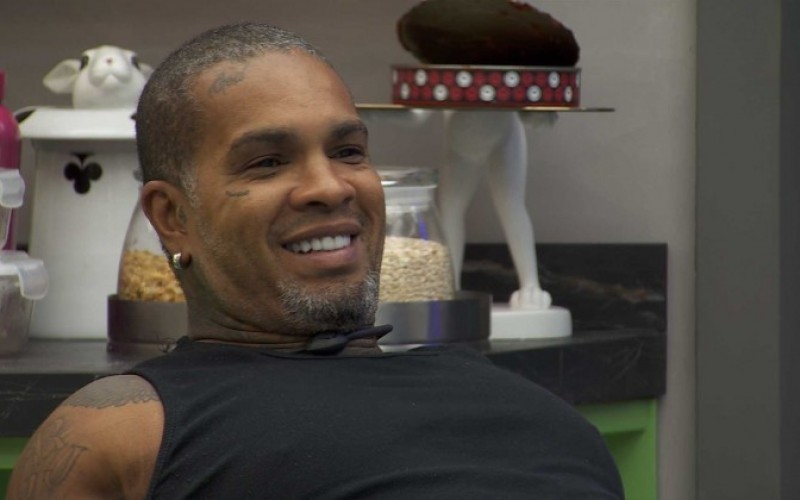 Mulher de Rodriguinho diz que cantor está amparado em seu aniversário e festeja relação com Pitel: