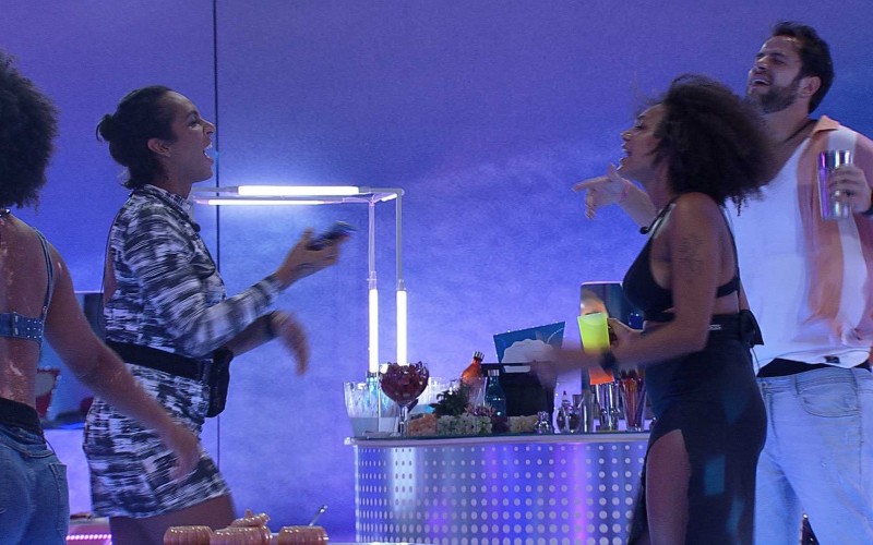 Na Festa C&A, Linn da Quebrada improvisa coreografia ao lado de Gustavo