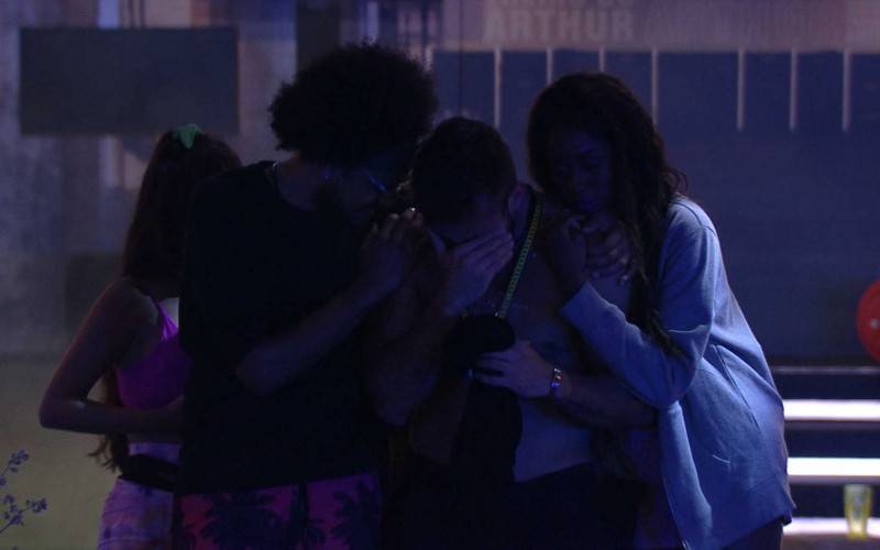 Na Festa do Líder, Arthur se emociona com música e ganha abraço coletivo de brothers
