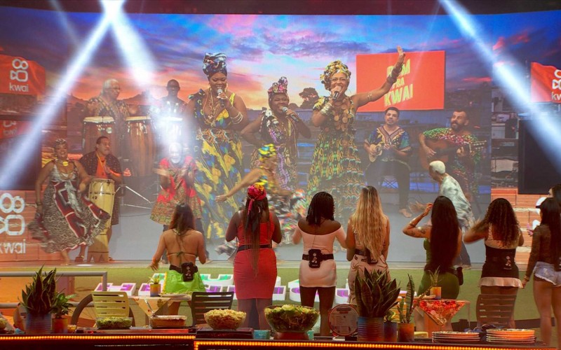Na Festa do LÃder, Lucas Henrique toca atabaque com direito a performance do Jongo da Serrinha