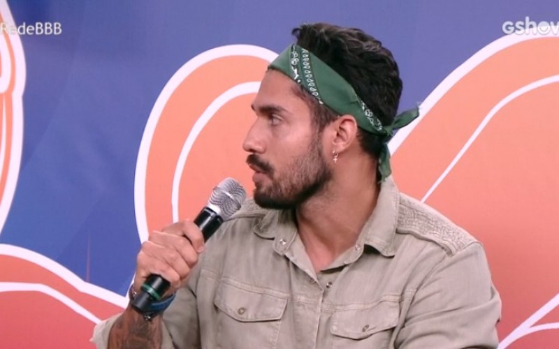 Na Mesa BBB, Arcrebiano diz que beijo com Karol Conká não deu liga e avisa: