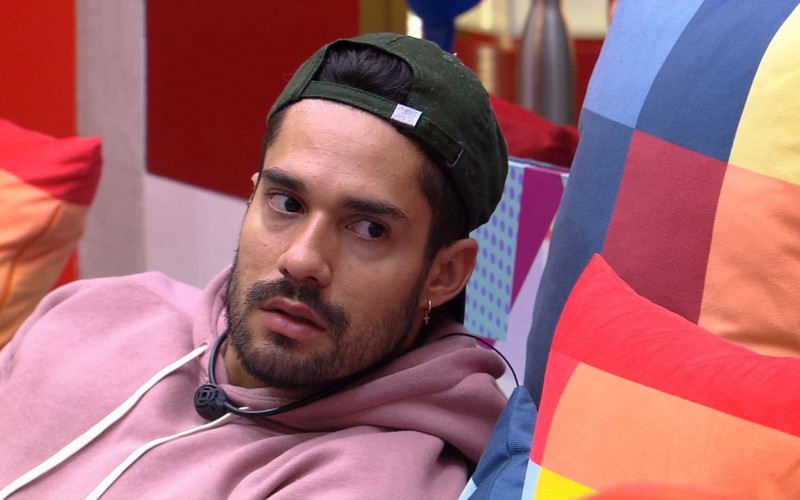 Na sala do BBB21, Arcrebiano fala de sister com Gilberto: