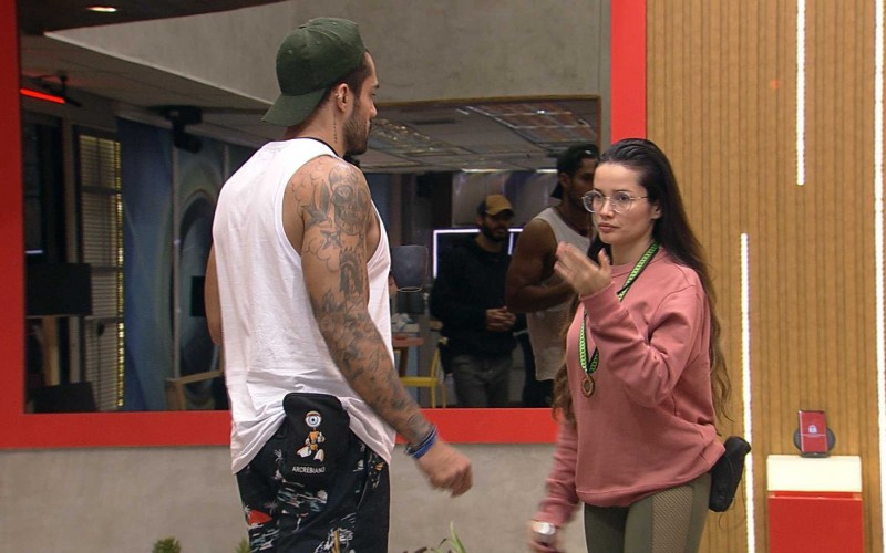 Na sala do BBB21, Juliette fala para Arcrebiano: