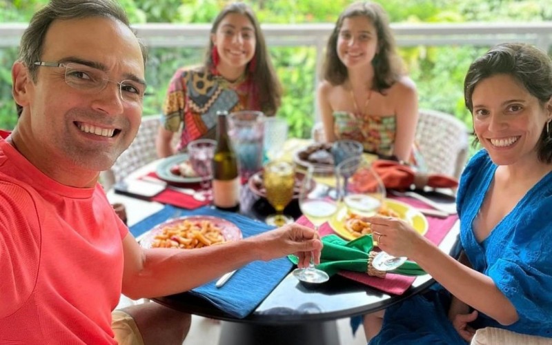 Na véspera da estreia do BBB22, Tadeu Schmidt tem almoço temático em família: