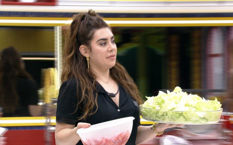 Naiara Azevedo cozinha carne moída para o almoço dos brothers