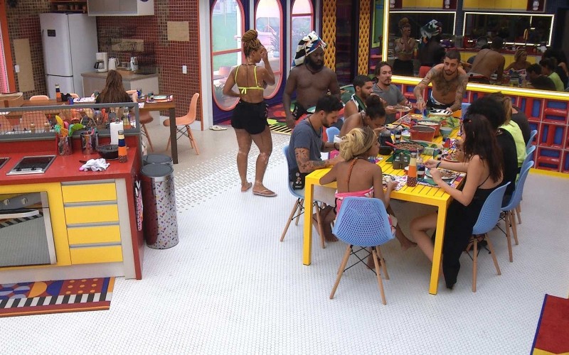 Naiara Azevedo é aplaudida pelos brothers após preparar o almoço do dia no BBB22