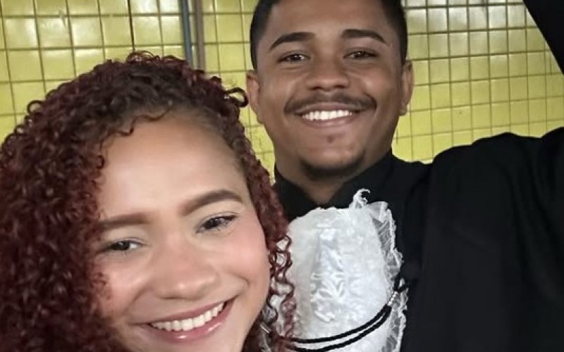 Namorada de eliminado do BBB 25 é surpreendida com pedido de casamento: