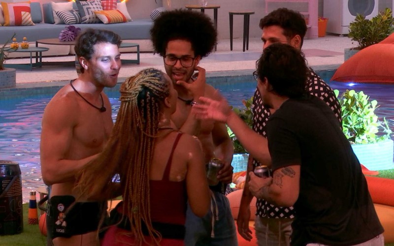 Natália diz a brothers que queria se dividir em cinco: ‘Pegava todo mundo’