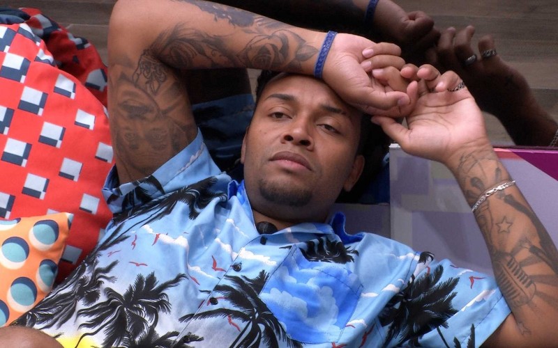 Nego Di chama atenção de Karol Conká após tretas no BBB21: