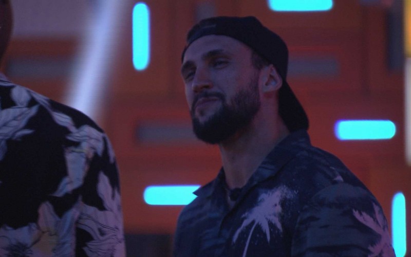 Nego Di e Sarah falam com Arthur sobre beijo em sister, e comediante incentiva: ‘Isso aí é VT brasileiro’