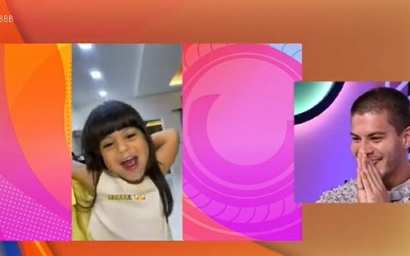 No Bate-Papo BBB, Arthur Aguiar diz que ficou preocupado ao saber que filha está sentindo sua falta: