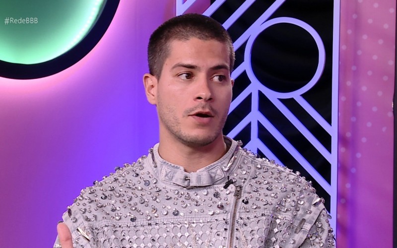 No Bate-Papo BBB, Arthur Aguiar se emociona com torcida de Xuxa e lembra ajuda da apresentadora antes da fama
