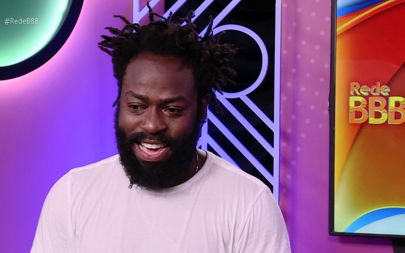 No Bate-Papo BBB, Douglas Silva vibra com recado de Regina Casé:
