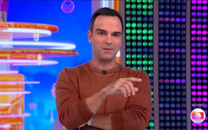 No BBB 23, Tadeu Schmidt deseja boa sorte para Bruno Gaga: