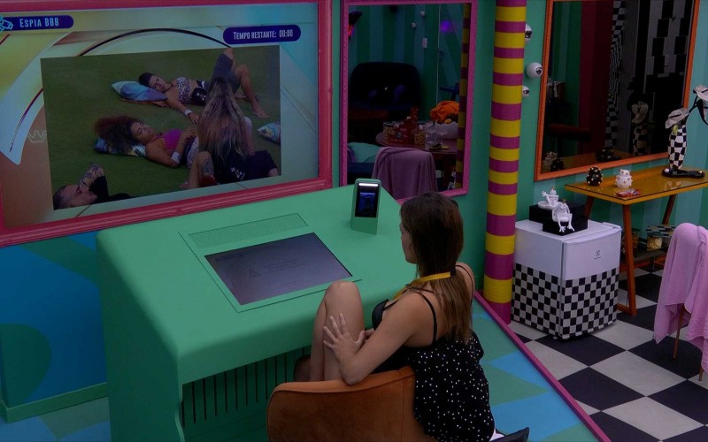 No BBB 24, Beatriz aciona Central do LÃder e ouve brothers falando sobre esposa de Lucas Henrique