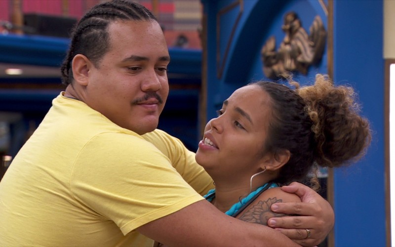 No BBB 24, Lucas Henrique abraça Pitel e sister dispara: