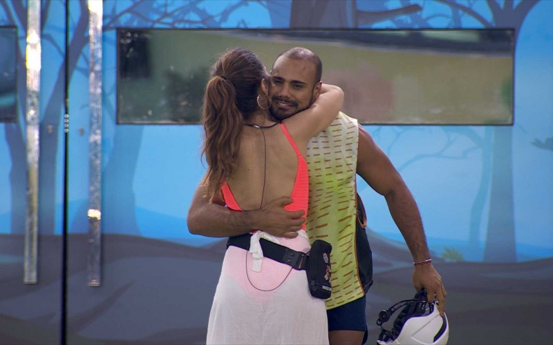 No BBB 24, Marcus Vinicius chora e é abraçado por Wanessa Camargo
