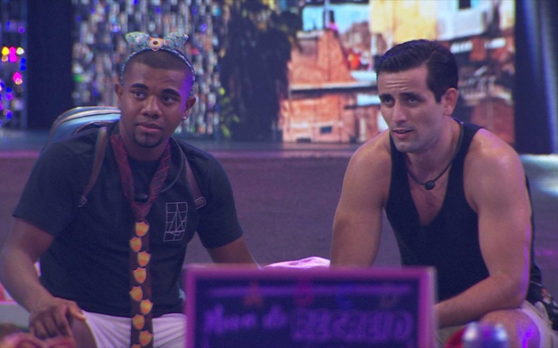 No BBB 24, Matteus observa Deniziane conversando com sister e dispara: