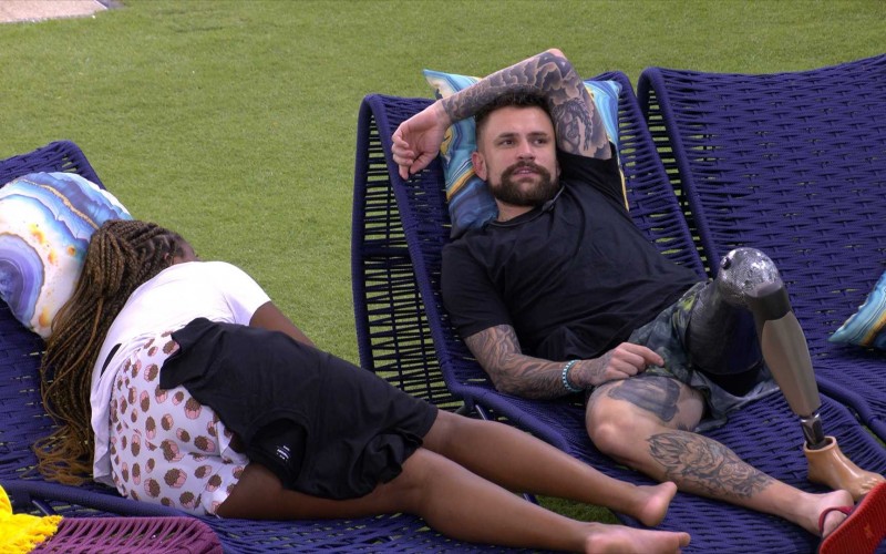 No BBB 24, Vinicius desabafa sobre receio na hora de ficar com mulheres: