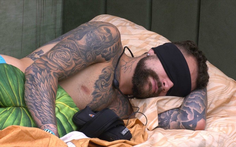 No BBB 24, Vinicius diz para Isabelle que está