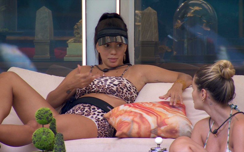 No BBB 24, Yasmin e Fernanda conversam sobre participante e sister diz: