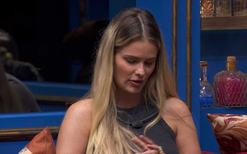 No BBB 24, Yasmin mostra anéis recebidos de presente e revela conselho inusitado de irmão