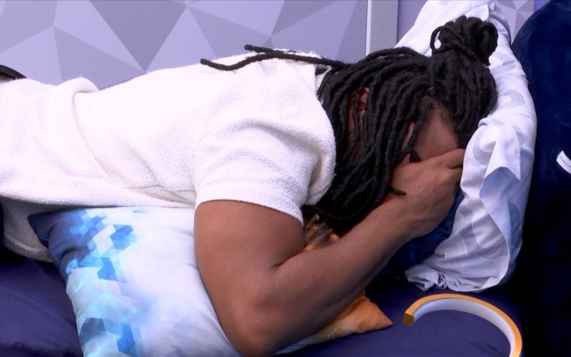 No BBB 25, Diogo Almeida chora sozinho no quarto após formação de Paredão