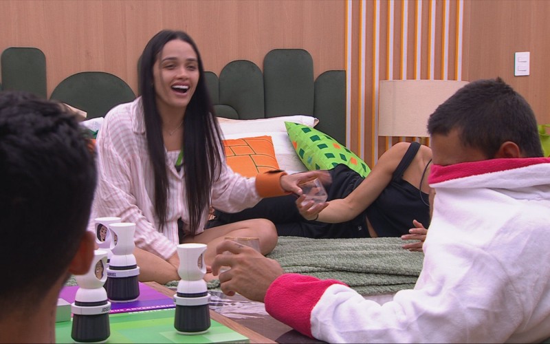 No BBB 25, Eva comenta sobre sisters: