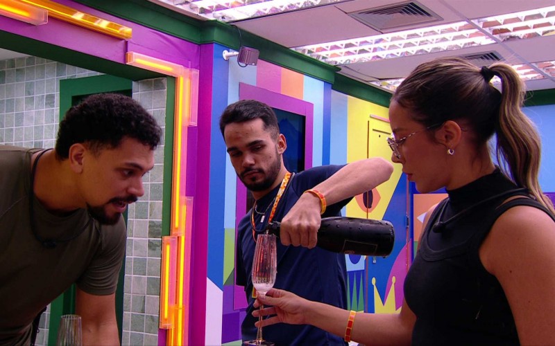 No BBB 25, João Pedro inaugura Quarto do Líder e brinda com Renata e Vinícius