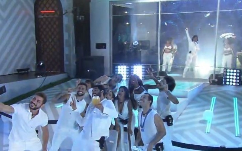 No BBB21, brothers tiram selfie coletiva durante o show de Ludmilla