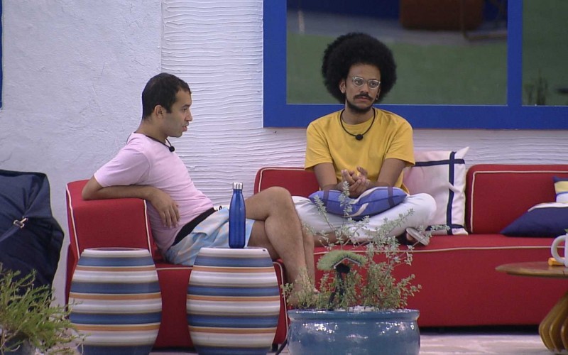 No BBB21, Gilberto conta para João que sonhou com Carla Diaz: