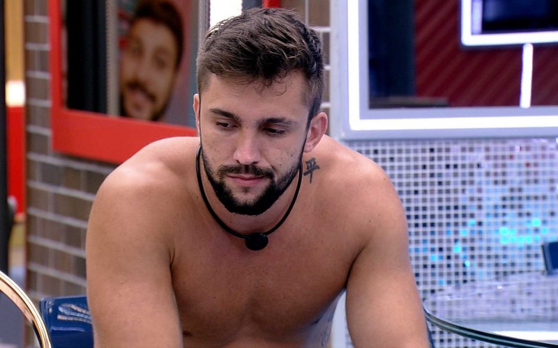 No BBB21, Gilberto quer saber de Arthur quem votaria nele e o brother diz: