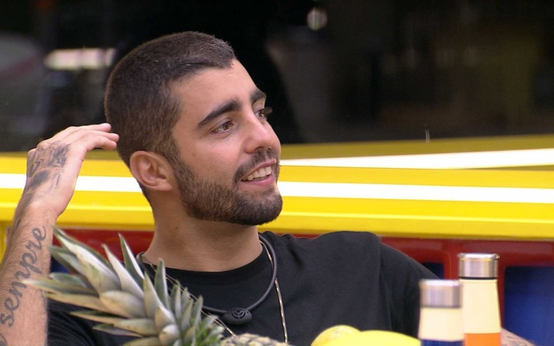 No BBB22, Pedro Scooby agradece Rodrigo por ter cedido uma cama e brother brinca: