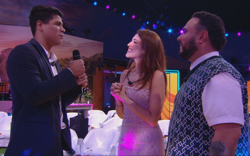 No Big Show A Invasão, Guilherme reage a boneco de Olinda em sua homenagem: