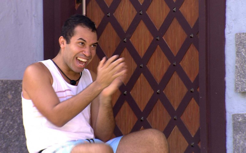 No Dia da Mentira, Caio, Gilberto e Pocah pensam em brincadeira com brothers do BBB21