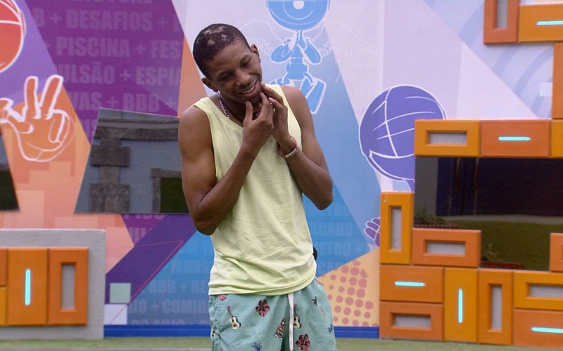 No gramado do BBB21, Lucas Penteado conversa sobre Prova do Líder com Arthur: