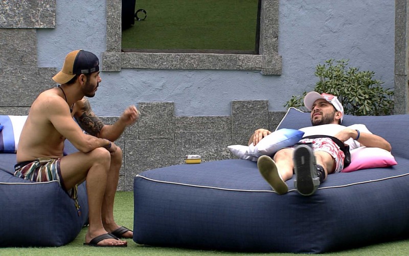 No gramado do BBB21, Rodolffo cogita mandar sister ao Paredão: