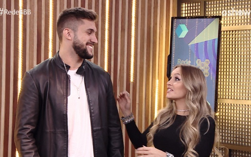 No Prêmio #RedeBBB 2021, Arthur revela que ainda está apaixonado por Carla Diaz