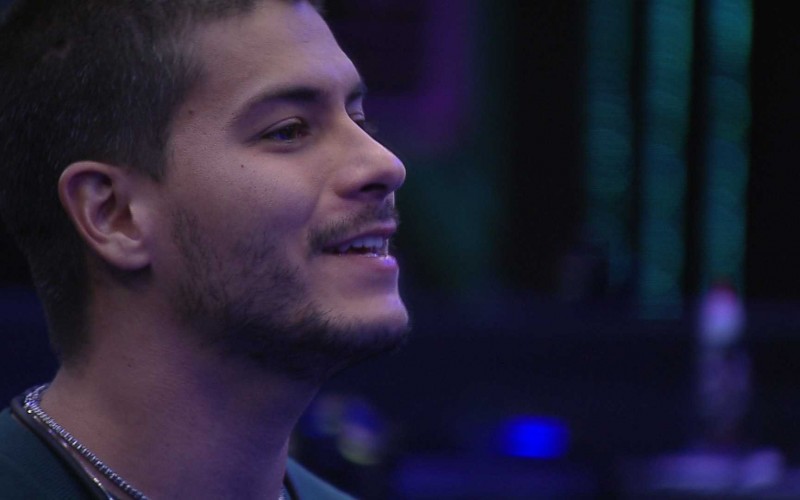 No Quarto Secreto do BBB 22, Arthur Aguiar canta: