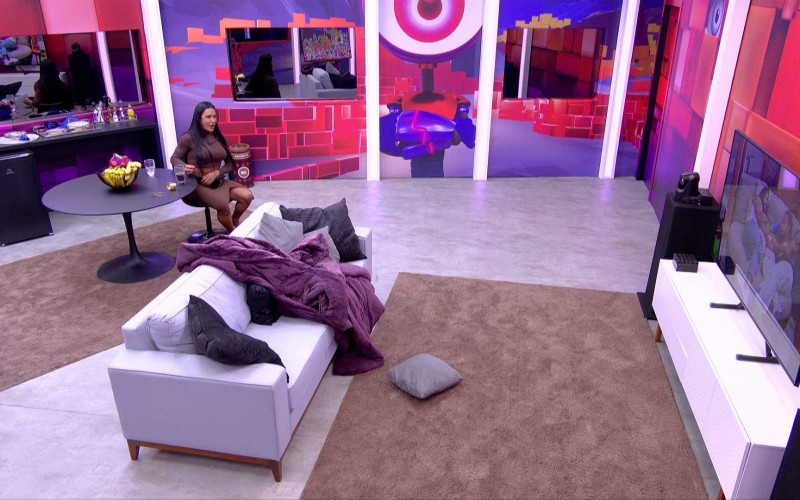 No Quarto Secreto, Gracyanne assiste conversa entre Diogo Almeida e Aline e reage: