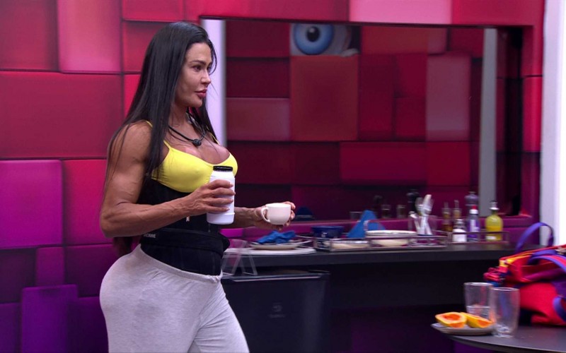No Quarto Secreto, Gracyanne Barbosa assiste aliados do BBB 25 a elogiando