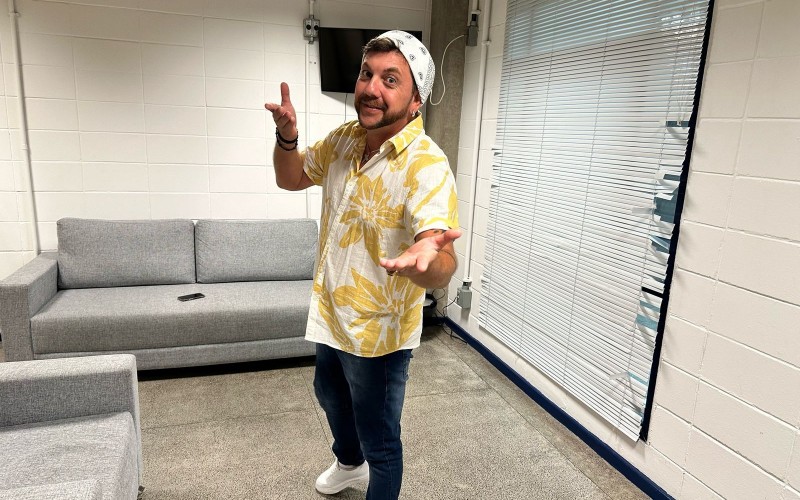 Nos bastidores da Final, Edilberto fala sobre rumor de conta em site adulto e reconstrução de circo: