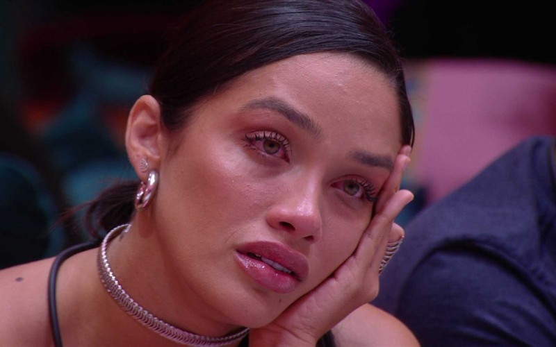 Participantes choram durante intervalo do Sincerão com elementos pessoais em jogo