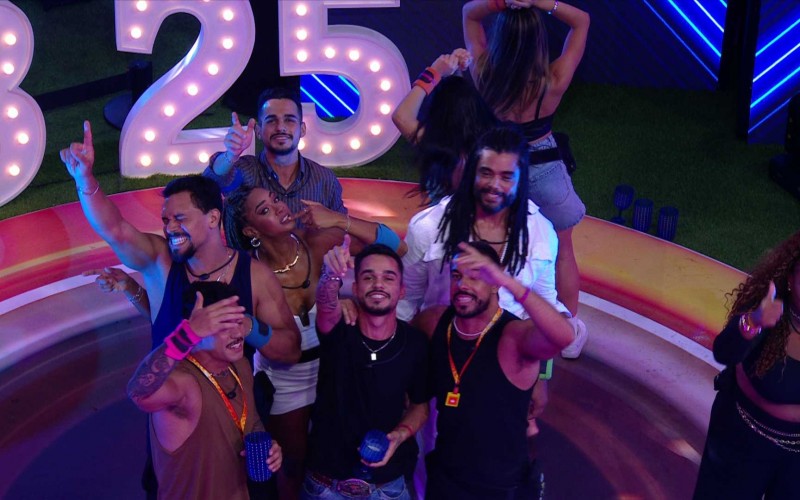 Participantes dançam e cantam juntos no after do Show de Quarta