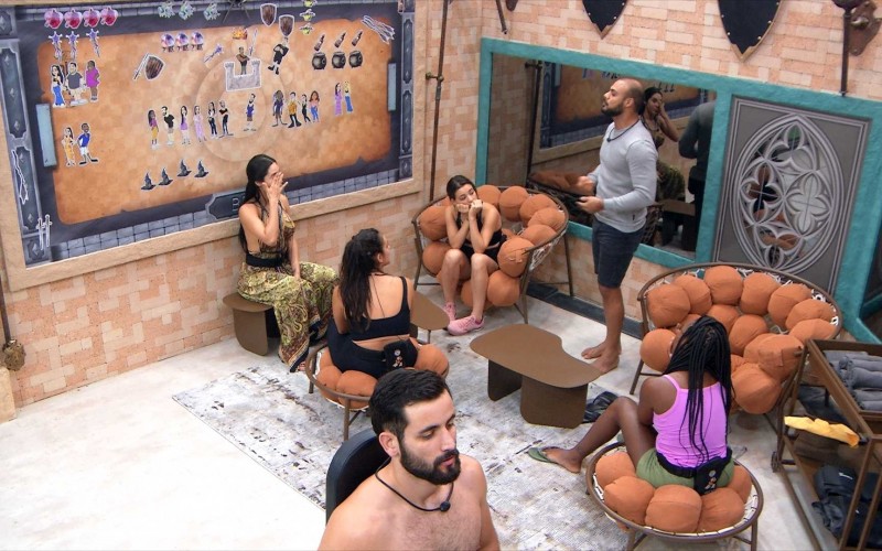 Participantes discutem sobre situação de Fernanda em show do Jota Quest, e brother diz: