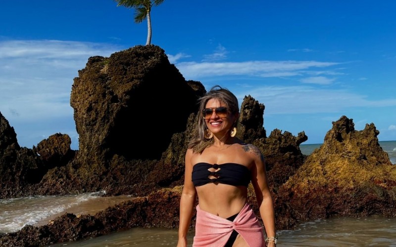 Paula, que disputa vaga no BBB 25 ao lado da filha, gosta de ir à praia de nudismo e sonhava em ser paquita