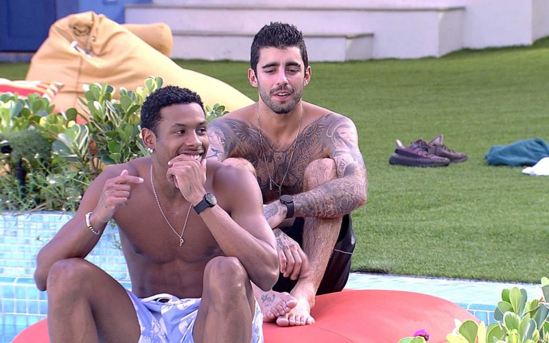 Paulo André e Pedro Scooby pulam na piscina após Prova do Líder